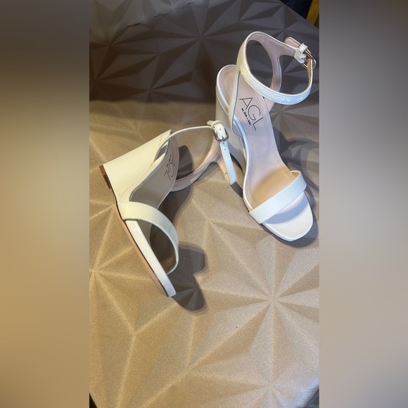 NWT AGL White Heels - Picture 7 of 7